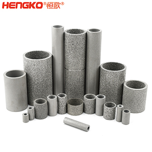 如果您對燒結(jié)不銹鋼濾管筒有任何疑問，您會在這里找到答案。  一、什么是燒結(jié)不銹鋼濾管筒？    是通過加熱或加壓的燒結(jié)工藝制成的特殊金屬管。根據(jù)您需要的金屬類型，可以選擇燒結(jié)不銹鋼金屬管、燒結(jié)銅金屬管或燒結(jié)青銅金屬管。  二、燒結(jié)金屬管有哪些用途？ 1.食品和飲料行業(yè)：防止食物營養(yǎng)成分被沖走，還可以過濾掉污染物。 2.水力發(fā)電廠為您工廠的渦輪機提供動力。保持電力循環(huán)生產(chǎn)。 3.天然氣生產(chǎn)廠可以捕獲氣體中的小污染物。 4.化學加工工業(yè)過濾掉有害污染物，提高化學產(chǎn)品的效率。 5.石油工業(yè)消除污染物來提高石油產(chǎn)品的純度。 6.醫(yī)藥行業(yè)去除藥品中的污染物，并提高藥用價值     三、燒結(jié)金屬管的優(yōu)點是什么？ 1.材料堅固形狀靈活    2.良好的滲透性     3.多種孔隙分布 4.性能穩(wěn)定可以應(yīng)對來自各種流體的高壓而不會變形。  5.機械強度高可以在高溫高壓等極其惡劣的環(huán)境中使用。 6.可以調(diào)整孔的大小    7.耐腐蝕和熱沖擊   8.設(shè)備易于清潔，無需長時間關(guān)機。  四、選擇燒結(jié)金屬管時要注意以下幾點：  優(yōu)質(zhì)材料、溫度范圍、微米變化、耐腐蝕、納污能力、機械強度 需要的高強度（恒歌316不銹鋼濾管正反向流動中提供相同的強度）      燒結(jié)金屬管的工作原理  五、什么材料可以制造燒結(jié)金屬管？ 1.燒結(jié)不銹鋼：高機械強度耐腐蝕，在高壓高溫中高效運行不會損壞；  2.銅粉末燒結(jié)管屬不銹鋼替代品，耐腐蝕且經(jīng)濟實惠，但耐溫和強度較差；  3.鎳合金，適用于極端工作條件的燒結(jié)金屬管。     注：燒結(jié)、固化、退火有以下幾個方面的比較：  1.燒結(jié)：這是一種熱處理方法，會使粉末狀物質(zhì)形成整體材料，利用粉末中單個粒子之間發(fā)生的擴散。可以固態(tài)和液態(tài)下發(fā)生。     金屬粉末  2.養(yǎng)護：是用來加速化學反應(yīng)的技術(shù)，適用于高分子及高分子材料復合。當熱固性聚合物在室溫下無法在合理時間內(nèi)固化時，您將使用固化爐應(yīng)用高溫來實現(xiàn)固化過程。  （例如，當您將預浸碳纖維覆蓋在模具上時可以固化它，使它保持模具的形狀，單體會在固化溫度下迅速反應(yīng)，從而形成熱固性聚合物，使預浸墊物質(zhì)變硬。）  3.退火：是一種熱處理技術(shù)，用于使用非常高的溫度來減輕物質(zhì)的應(yīng)力，降低處理物質(zhì)中原子間鍵內(nèi)的內(nèi)應(yīng)力和整體彈性能。此外，它是指金屬熱處理、高性能聚合物和陶瓷玻璃的術(shù)語。  （例如，您可以將冷軋鋼坯退火，制成另一種產(chǎn)品，當內(nèi)部應(yīng)力不推薦時，例如在進行機加工之前，您可使用此過程，機械加工通過去除材料來改變內(nèi)應(yīng)力的分布。     六、有哪些類型的燒結(jié)金屬管： 1.燒結(jié)多孔金屬管金屬管上的孔有助于過濾過程，運營成本低，但由于表面積小效率較低。     2.褶皺燒結(jié)金屬管表面積大于多孔金屬管，過濾效率高，但成本也高。     七、能清洗燒結(jié)金屬管嗎？ 建議定期清潔設(shè)備上累積的污染物提高效率，確保其經(jīng)久耐用并發(fā)揮最佳性能，延長使用壽命。  在 Hengko我們將幫助您獲得合適的燒結(jié)不銹鋼濾管筒以滿足獨特的應(yīng)用要求。您有任何疑問，請隨時聯(lián)系我們的團隊。m.blwx.com.cn